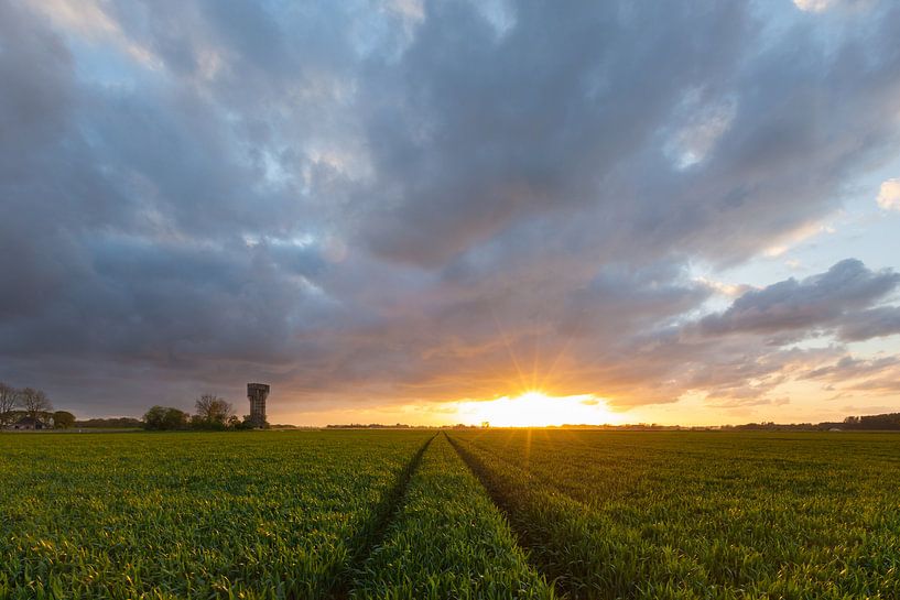 Zonsondergang bij de luchtwachttoren van Warfhuizen van Ron Buist