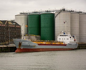 Le caboteur Star Aruba amarré dans le port de Vlaardingen. sur scheepskijkerhavenfotografie