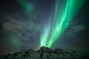 Nordlicht über einem Berg auf den Lofoten