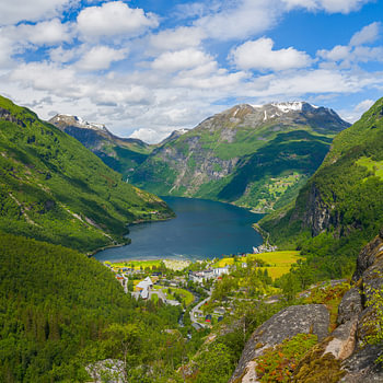 Blick auf Geiranger vom Flydalsjuvet aus, Møre og Romsdal, Norwegen