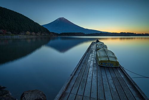 De Fuji vulkaan tijdens zonsopkomst, genomen vanaf de pier op het Tanuki meer, Japan