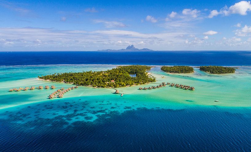Le Taha'a Luchtfoto met Bora Bora op achtergrond by Ralf van de Veerdonk