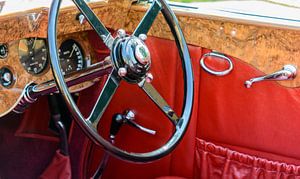 Bentley-Lenkrad und Armaturenbrett aus den 1930er Jahren. Der Wagen ist während der Classic Days 201