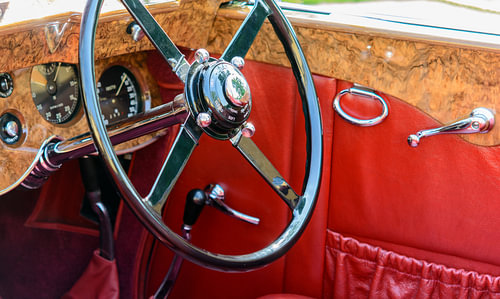 Dertiger jaren Bentley stuurwiel en dashboard. De auto is te zien tijdens de Classic Days 2014 op Sc