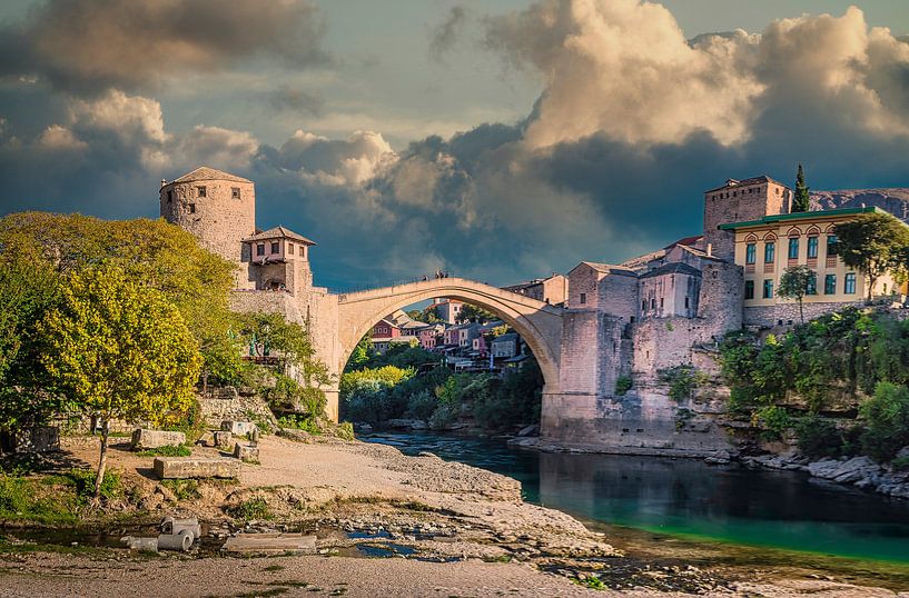 Stari Most, de oude brug in Mostar, Bosnië-Herzegovina van Rietje Bulthuis