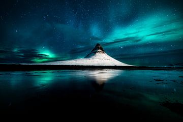 Aurora Borealis auf dem Berg Kirkjufell in Grundarfjordur, Island von Henry Oude Egberink