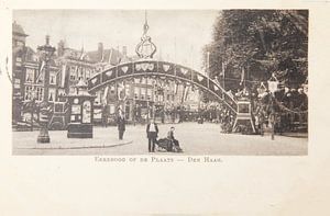 Schwarz-Weiß-Fotografie des Ehrenbogens in Den Haag von 1898 vor der Krone