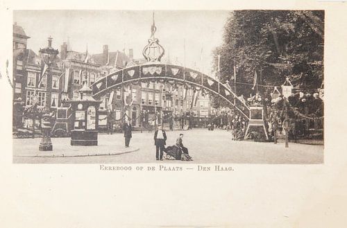 Zwart wit foto uit 1898 van de Ereboog in Den Haag voor de kroning van Koningin Wilhelmina