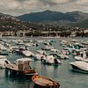 Port de Sestri Levante en Italie avec des bateaux et des paysages de montagne sur Amber den Oudsten