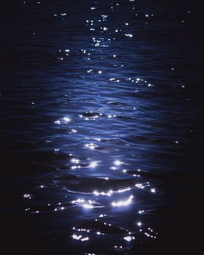 Dark blue shiny water van Sandra Hazes