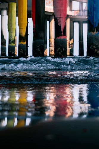 Reflet coloré de la jetée de Scheveningen - La mer du Nord en images sur NickedPhotos