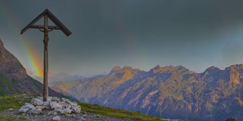 Regenboog en bergkruis van Walter G. Allgöwer