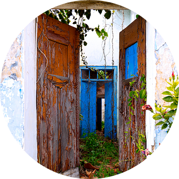 blauwe deur in doorkijk van Jeannet Zwols  Fotografie