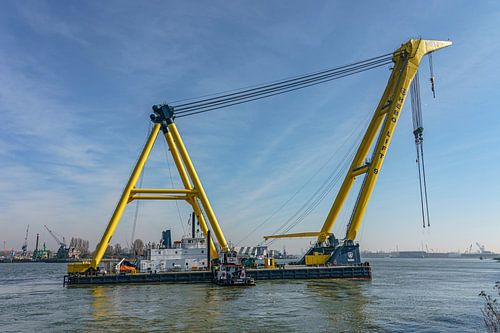Hebo-Lift 9 onderweg in de haven van Rotterdam.