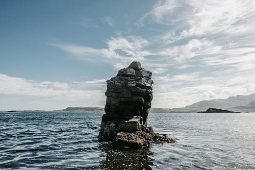 Rots | Blauw water | Mooie wolken | Blauwe lucht | Ijslands landschap