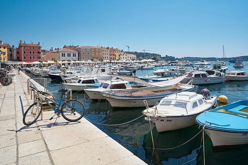 Jachthaven van de historische stad Rovinj aan de kust van de Adriatische Zee in Kroatië.