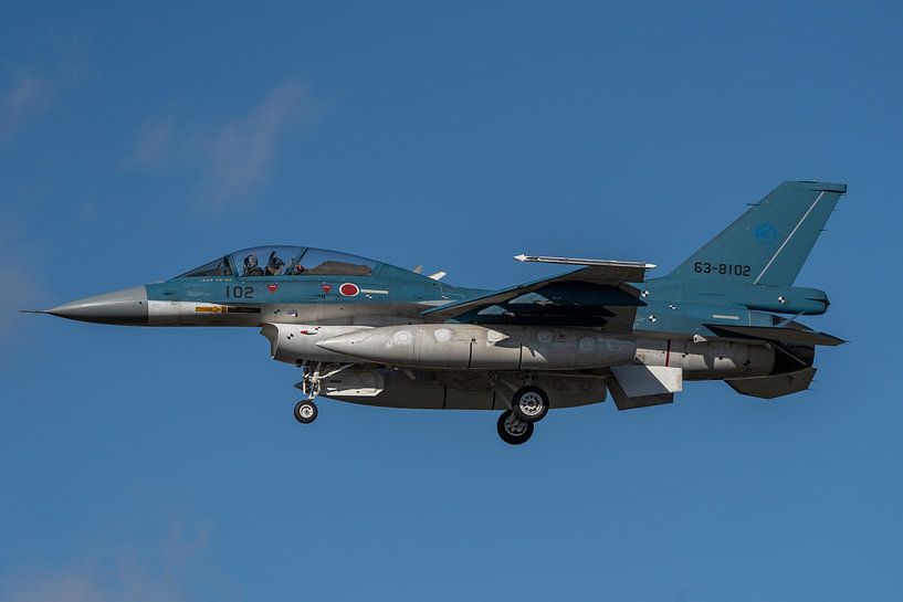 Un Mitsubishi F-2B, 63-8102, de la Force d'autodéfense aérienne japonaise. par Jaap van den Berg