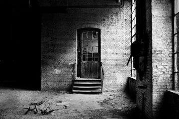 Die Tür in einer verlassenen Fabrik von Eus Driessen