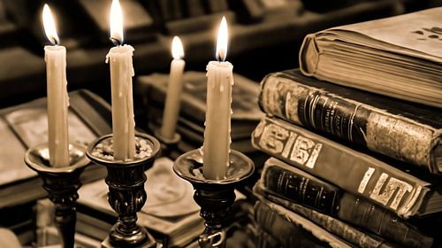Nostalgische sfeer met kaarsen en boeken