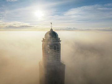 Peperbus-Kirchturm in Zwolle über dem Nebel