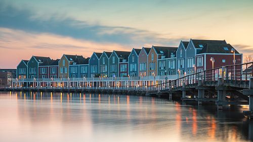 Bunte Häuschen am Rietplas in Houten nach Sonnenuntergang.