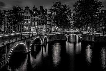 Deux ponts sur le Keizersgracht à l'heure bleue - 03 sur ahafineartimages