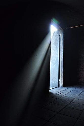 openstaande deur wardoor een streep zonlicht valt