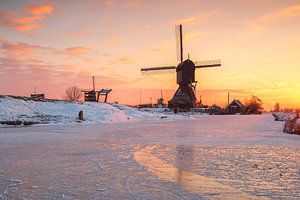 Winter in Kinderdijk von Ilya Korzelius