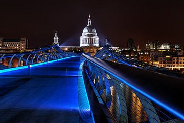 Millennium Birdge in Londen gloeit blauw bij nacht van Stefan Dinse