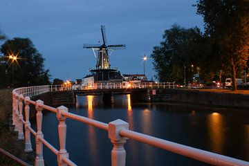 Le moulin De Adriaan à Haarlem se reflète dans l'eau. sur Daphne Dorrestijn
