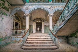 Verlaten trap in het vervallen Beelitz Heilstatten van Frans Nijland
