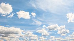 Blauwe lucht met wolken