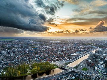 Alkmaar tijdens zonsondergang van Wietse de Graaf