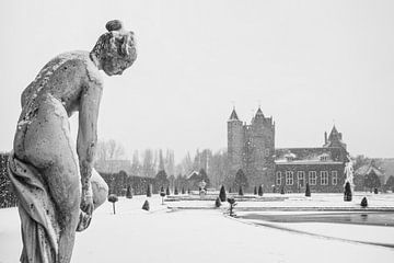 Jardin du château Slot Assumburg dans la neige