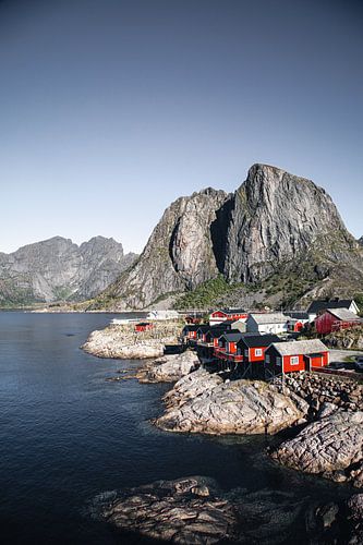 De rode vissershutten in Reine op de Lofoten in de herfst