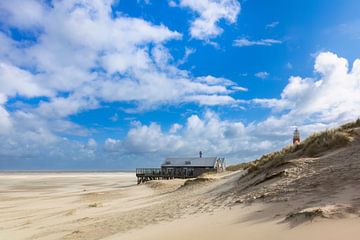 Leuchtturm mit Strandpavillon auf Texel von Daniela Beyer