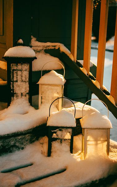 Lanternes dans la neige – Lueur chaude sur marches en bois par Brave Toaster Photos