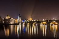 Scenic view van de schitterende gouden stad Praag en de schitterende spiegeling van de Karelsbrug in van Original Mostert Photography thumbnail