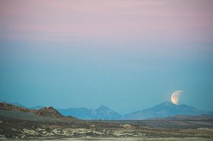 Die Super Blue Blood Moon Finsternis von den Trona Pinnacles in Kalifornien De von Dina Dankers