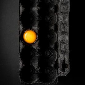 Nature morte avec jaune d'œuf sur noir l Photographie culinaire sur Lizzy Komen