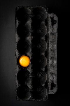 Stilleven met eigeel op zwart l Food fotografie van Lizzy Komen