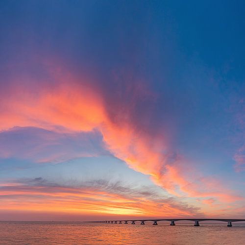 Zonsopkomst bij de Zeelandbrug, Zeeland, Nederland