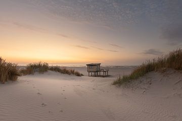 Surfclub op het strand van Nes – Zonsondergang tussen de duinen van Ameland van KB Design & Photography (Karen Brouwer)