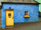 Blauwe cottage in Killybegs, Ierland. van Edward Boer thumbnail