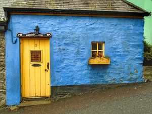 Blauwe cottage in Killybegs, Ierland. van Edward Boer