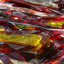 Compositie met gekleurd glas van Tineke Laverman