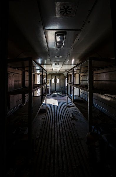 Alter Eisenbahnwagen in einem verlassenen Bahnhof von shoott photography