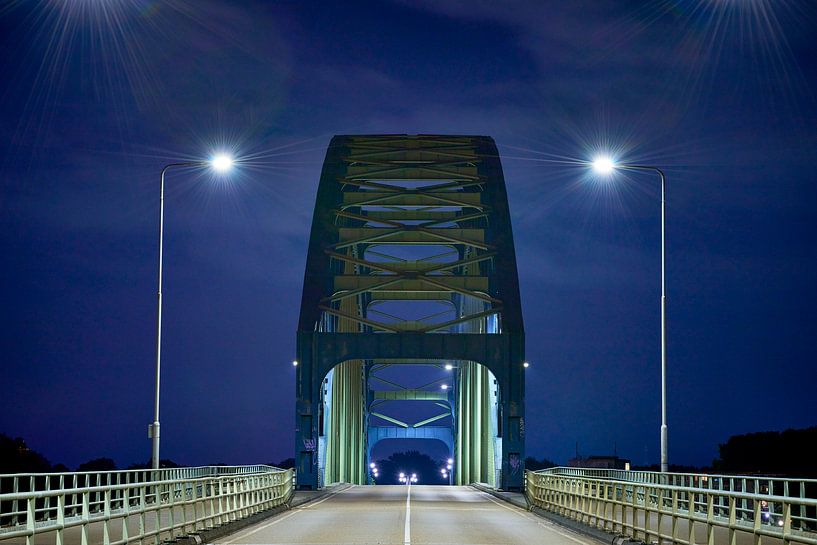 Nachtopname oude IJsselbrug bij Zwolle van Jenco van Zalk