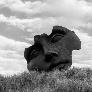 MASK beeld van Igor Mitorai aan de boulevard in Scheveningen bij het museum beelden aan zee van Jolanda Aalbers