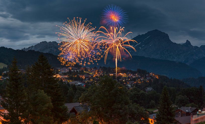 Feuerwerk, Villars-sur-Ollon, Waadt, Schweiz von Rene van der Meer
